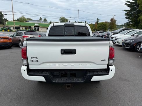 Used 2016 Toyota Tacoma Limited image 10