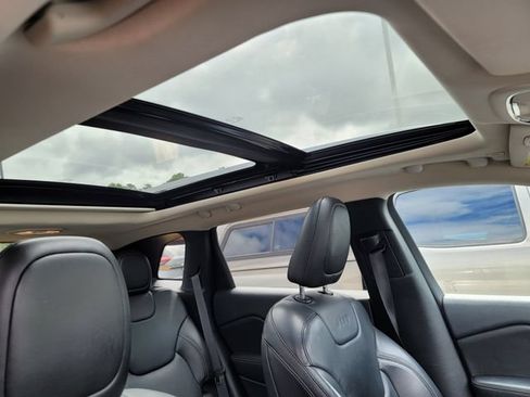 Used 2018 Jeep Cherokee Limited FWD image 5