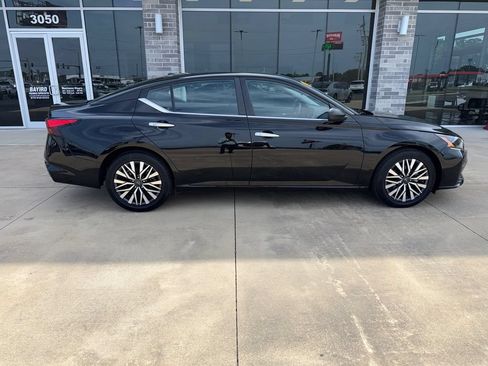Used 2024 Nissan Altima 2.5 SV FWD image 1