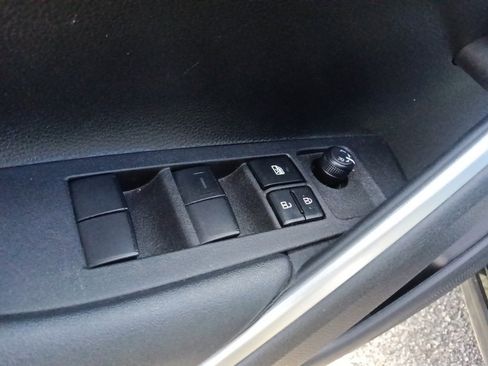 Used 2024 Toyota Corolla Cross LE w/ Moonroof Package image 12