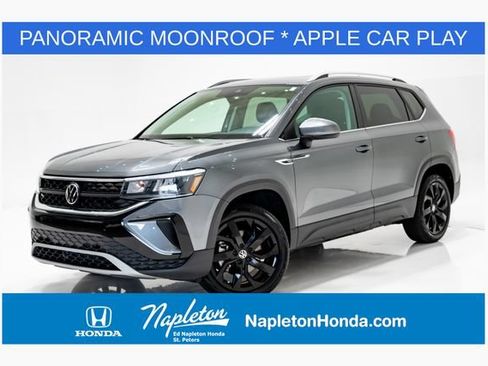 Used 2023 Volkswagen Taos SE w/ Panoramic Sunroof Package FWD image 1