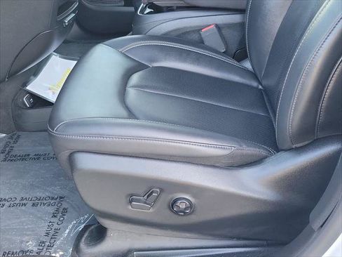 Certified 2025 Chrysler Pacifica Select FWD image 17