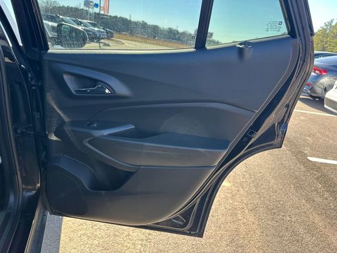 Used 2025 Chevrolet Trax LT w/ LT Convenience Package image 16