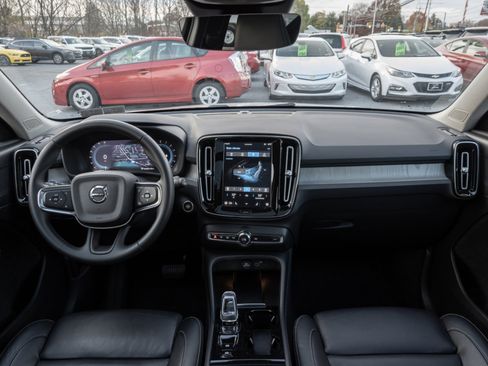 Used 2023 Volvo XC40 B5 Plus image 25