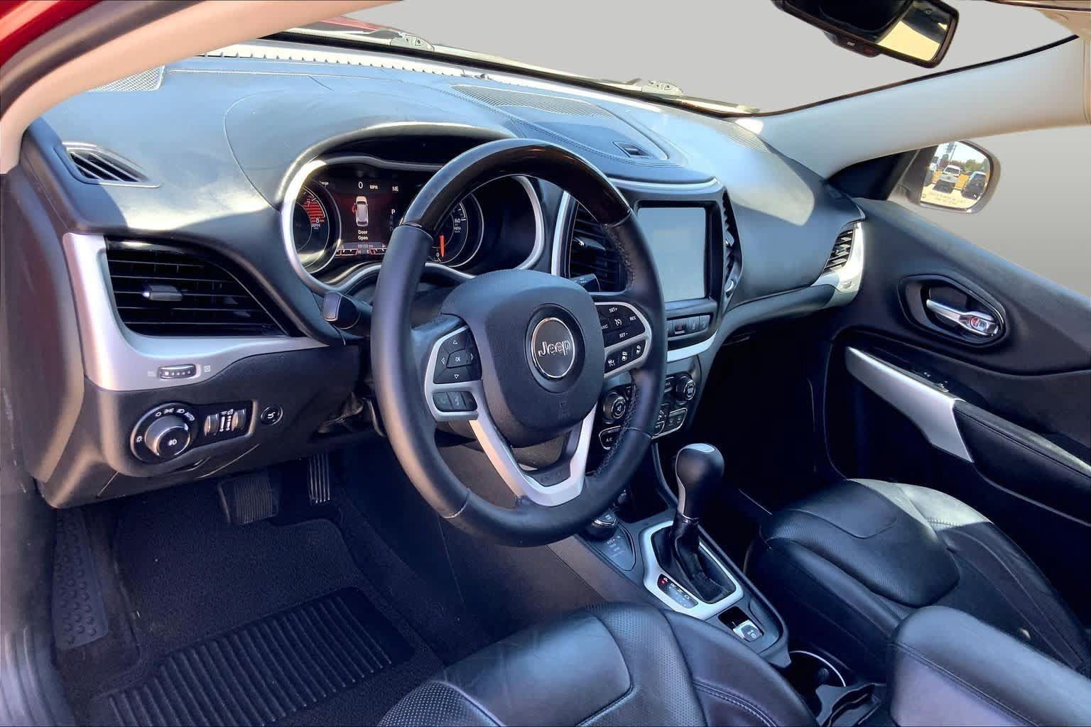 Used 2017 Jeep Cherokee Overland w/ Technology Group AWD/4WD image 18