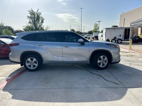Used 2023 Toyota Highlander LE FWD image 2