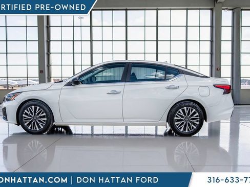 Used 2025 Nissan Altima 2.5 SV FWD image 2