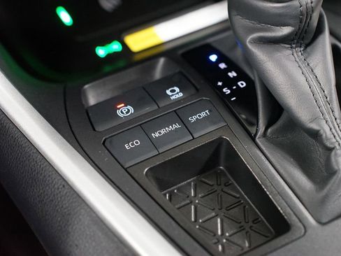 Certified 2025 Toyota RAV4 LE image 21