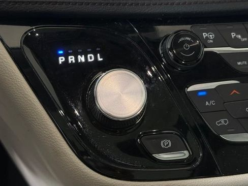Used 2019 Chrysler Pacifica Limited w/ Advanced Safetytec Group FWD image 39
