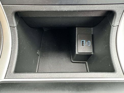 Used 2023 Ford Edge SE w/ Black Appearance Package image 25