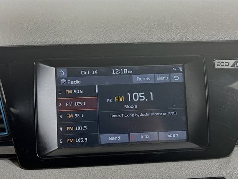 Used 2018 Kia Niro EX image 19