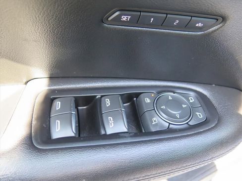 Used 2018 Cadillac XT5 Luxury w/ Driver Awareness Package FWD image 10