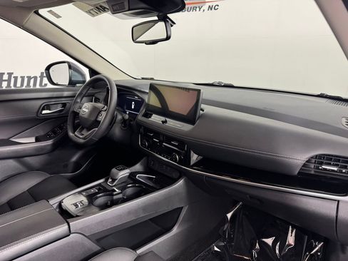 Used 2025 Nissan Rogue SL w/ Tech Package FWD image 43