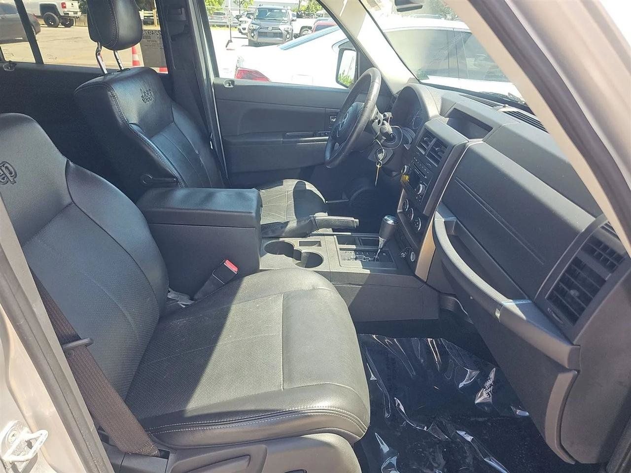 Used 2012 Jeep Liberty Sport RWD image 8