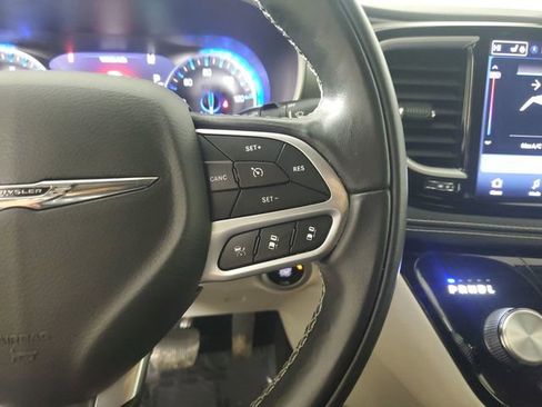 Used 2022 Chrysler Pacifica Touring-L image 12