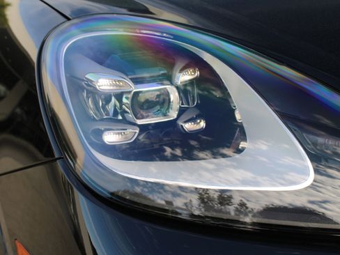 Certified 2023 Porsche Cayenne Platinum Edition image 11