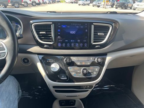 Used 2017 Chrysler Pacifica Touring-L w/ Tire & Wheel Group FWD image 21