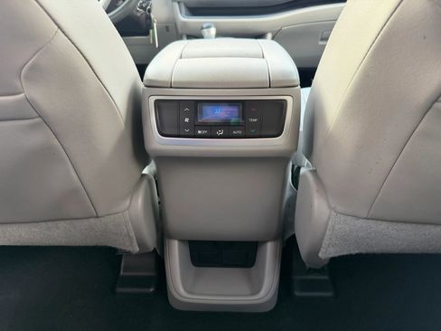 Used 2015 Toyota Highlander Plus FWD image 36
