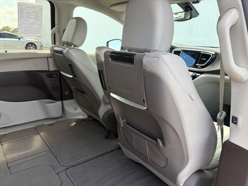 Used 2020 Chrysler Pacifica Touring-L Plus FWD image 26