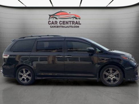 Used 2017 Toyota Sienna SE Premium FWD image 6