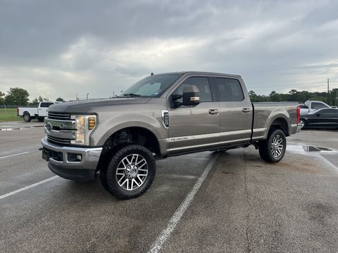 Used 2019 Ford F250 Lariat w/ Lariat Value Package AWD/4WD image 4