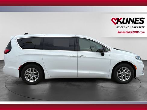 Used 2024 Chrysler Pacifica Touring-L FWD image 12