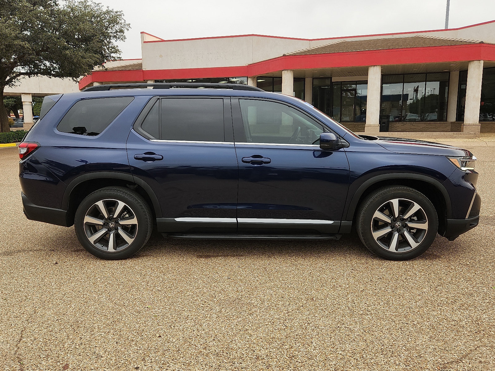 Used 2025 Honda Pilot Touring image 5