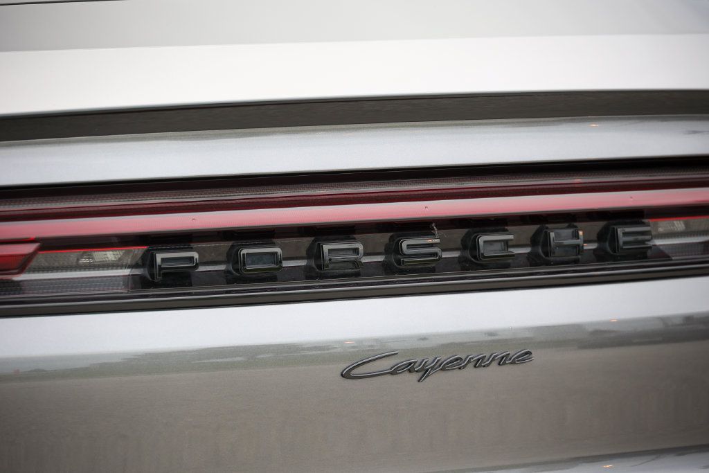Certified 2024 Porsche Cayenne Coupe AWD/4WD image 17