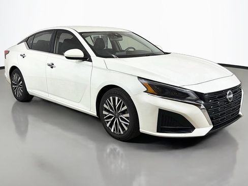Used 2023 Nissan Altima 2.5 SV FWD image 2