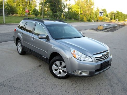 Used 2011 Subaru Outback 2.5i Premium AWD/4WD image 2