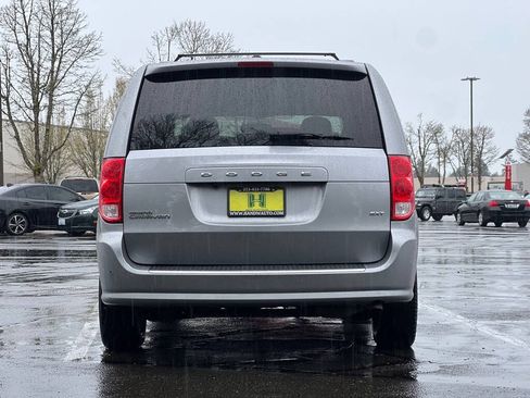 Used 2016 Dodge Grand Caravan SXT FWD image 4