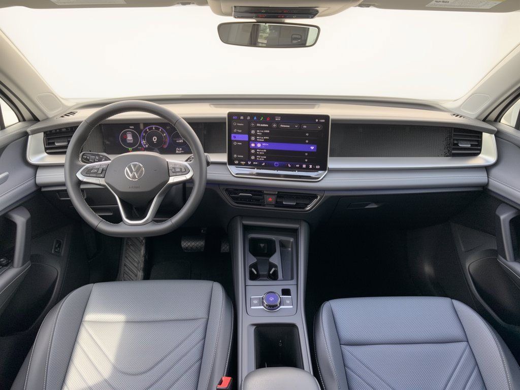 Used 2025 Volkswagen Tiguan SE FWD image 17