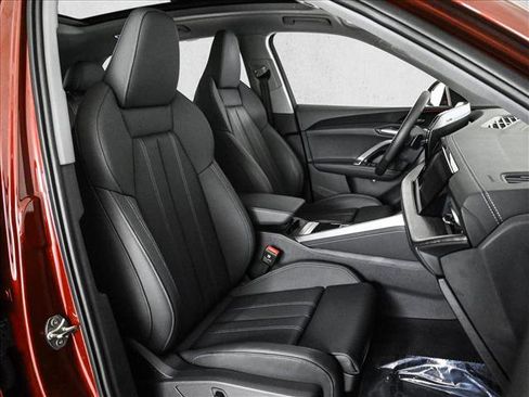 Certified 2025 Audi Q5 Prestige image 7