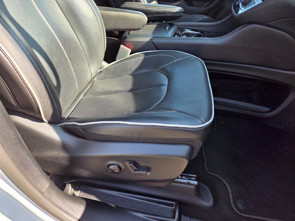 Used 2025 Chrysler Pacifica Limited FWD image 30