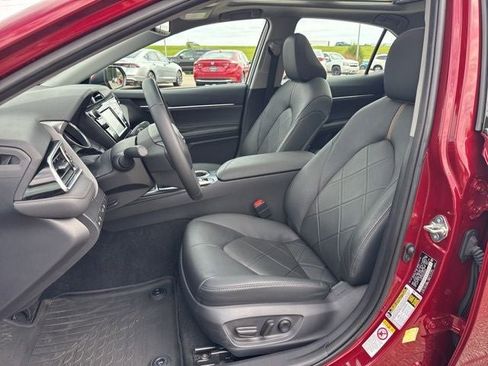 Used 2018 Toyota Camry XLE FWD image 18