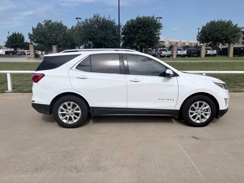 Used 2018 Chevrolet Equinox LT w/ Sun & Infotainment Package FWD image 3