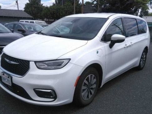 Used 2023 Chrysler Pacifica Touring-L FWD image 5