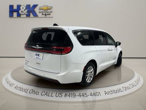 Used 2024 Chrysler Pacifica Touring-L FWD image 6