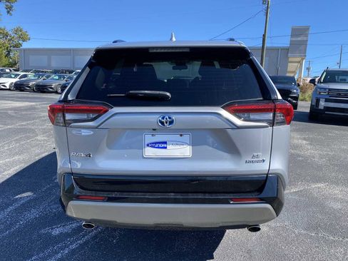 Used 2022 Toyota RAV4 SE image 6