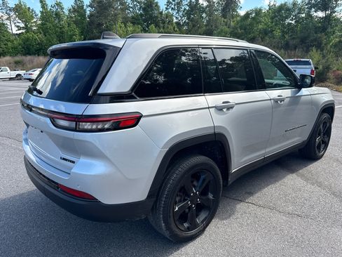 Certified 2025 Jeep Grand Cherokee Limited w/ Black Appearance Package AWD/4WD image 5