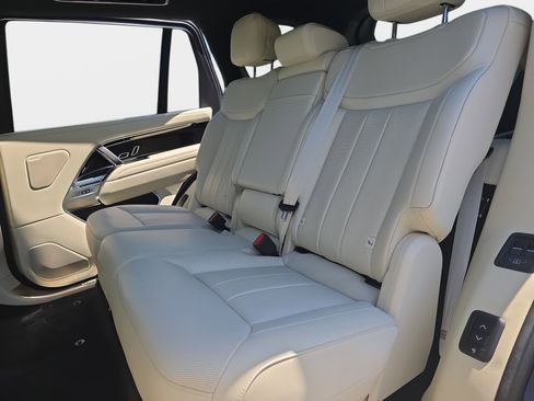 Used 2025 Land Rover Range Rover Long Wheelbase SE image 16