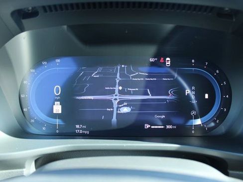 Used 2025 Volvo XC40 B5 Plus image 27