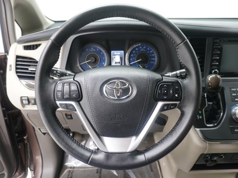 Used 2019 Toyota Sienna XLE FWD image 18