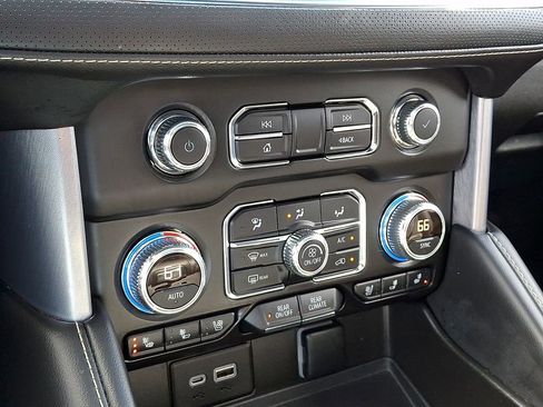 Used 2022 GMC Yukon XL SLT w/ SLT Premium Package image 17