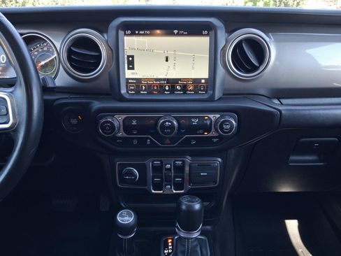 Used 2018 Jeep Wrangler Unlimited Sahara w/ Uconnect 4C Nav & Sound Group AWD/4WD image 13