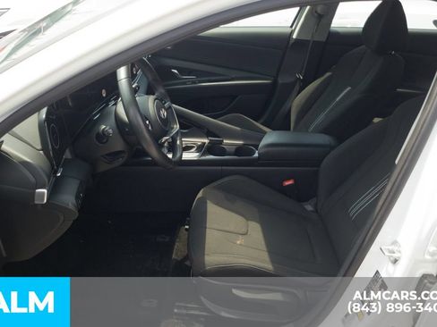 Used 2025 Hyundai Elantra SEL FWD image 6