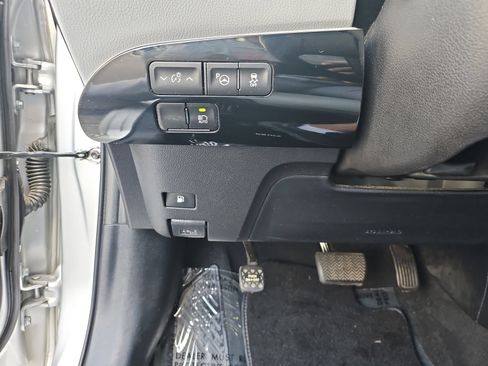 Used 2020 Toyota Prius XLE FWD image 23