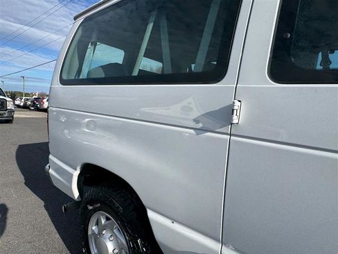 Used 2009 Ford E-350 and Econoline 350 Super Duty Wagon image 27