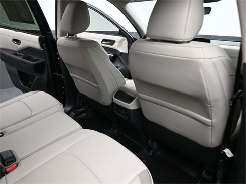 Used 2025 Nissan Pathfinder SL image 25