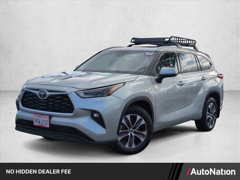 Used 2022 Toyota Highlander XLE AWD/4WD image 1
